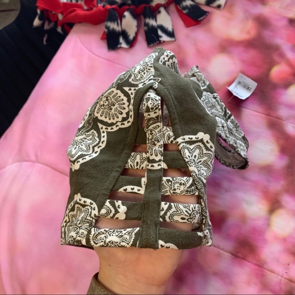 Army Green Paisley Crop Top - Picture 5 of 5